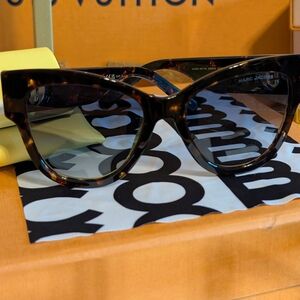 NWOT Marc Jacobs Brown Cat-Eye Sunglasses